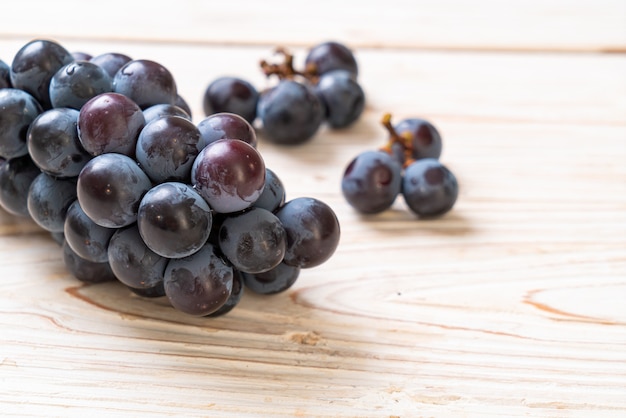 uvas negras frescas sobre fondo blanco