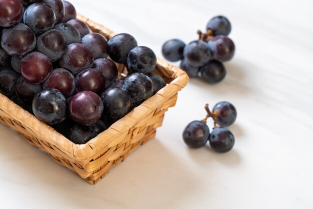 uvas negras frescas sobre fondo blanco