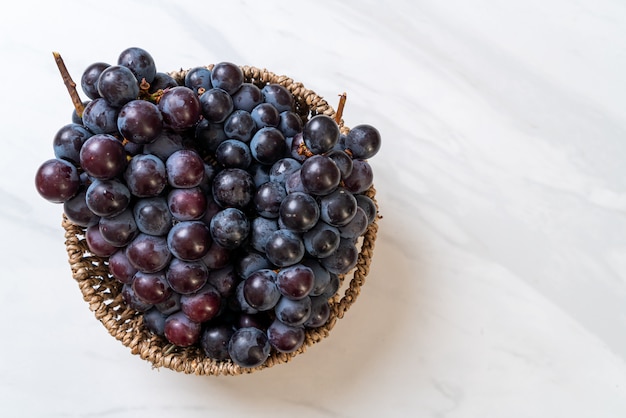 uvas negras frescas sobre fondo blanco