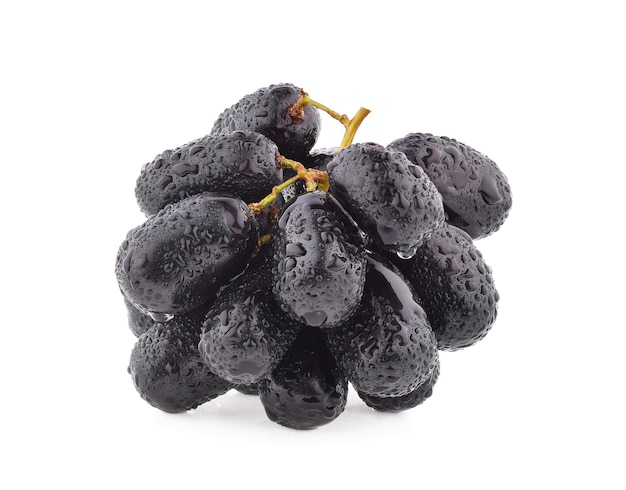 Uvas negras con gota de agua aislado sobre fondo blanco.