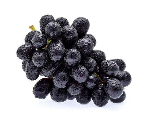 Uvas negras con gota de agua aislado