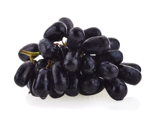 Uvas negras con gota de agua aislado