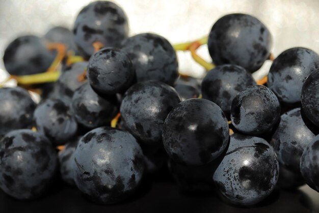 Uvas negras grandes y frescas