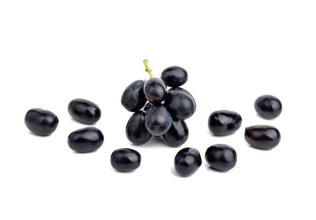 Uvas negras sobre blanco