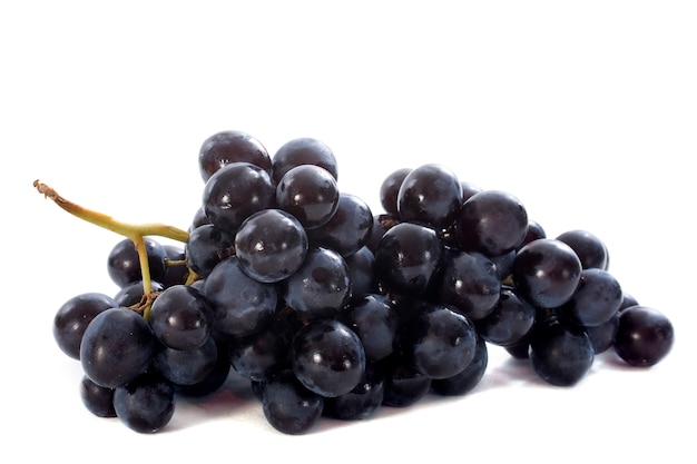 Uvas negras sobre blanco