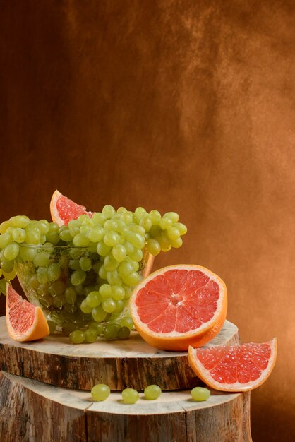 Uvas y pomelo en una mesa de madera