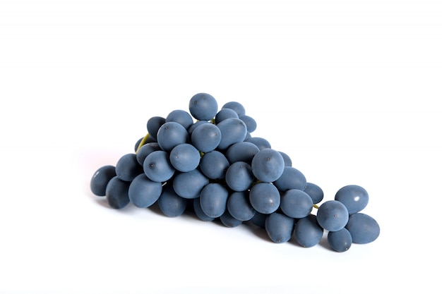 Uvas pretas com gota de água isolada