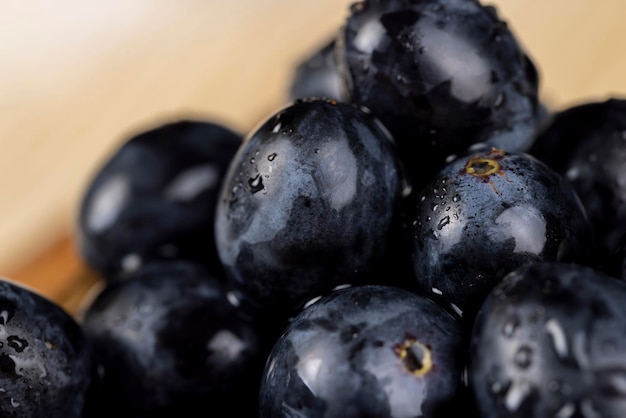 uvas pretas maduras lavadas cobertas com gotas de água uvas colhidas de cor escura com gotas de água