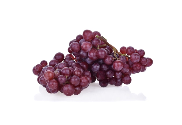 Uvas rojas aisladas en blanco