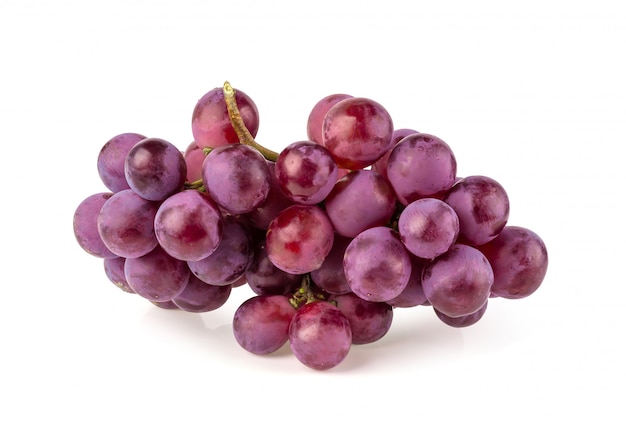 Uvas rojas aisladas en un fondo blanco