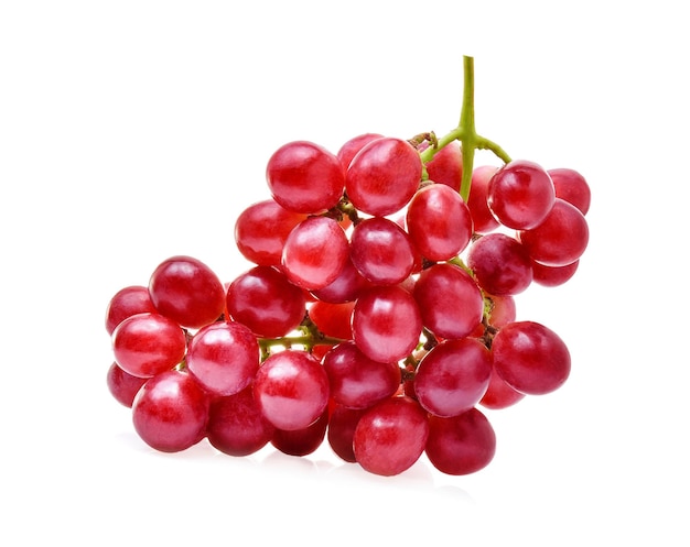 Uvas rojas aisladas sobre fondo blanco