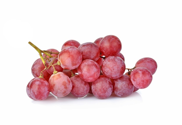 Uvas rojas aisladas sobre fondo blanco