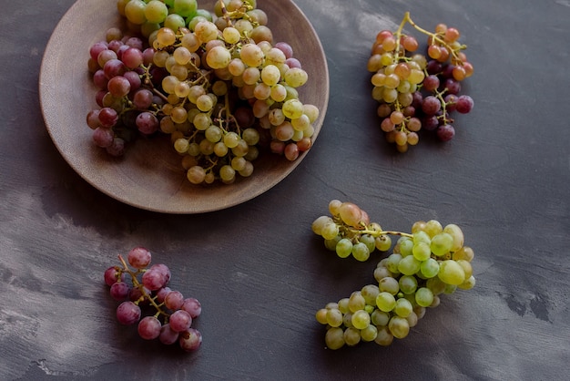 Uvas rojas y blancas en una vista superior de la capital oscura