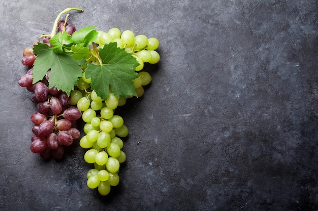 Uvas rojas y blancas