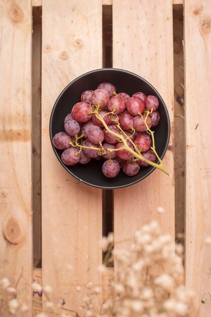 Uvas rojas en un cuenco