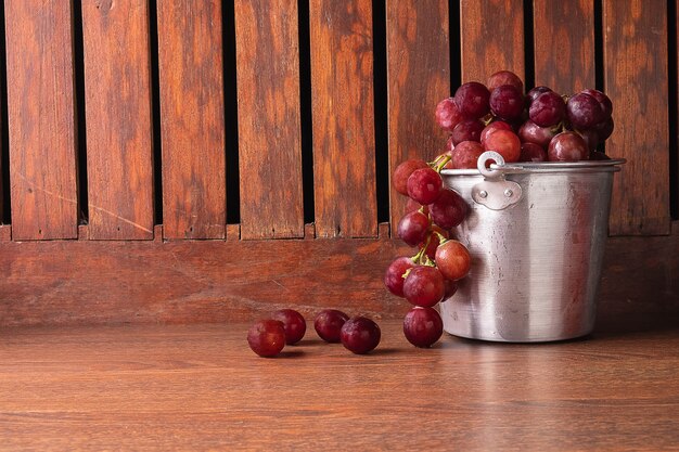 Uvas rojas frescas en una mesa de madera vieja