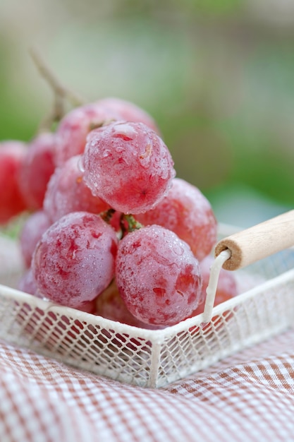 Uvas rojas frescas