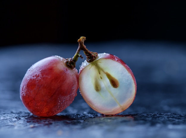 Uvas rojas frescas