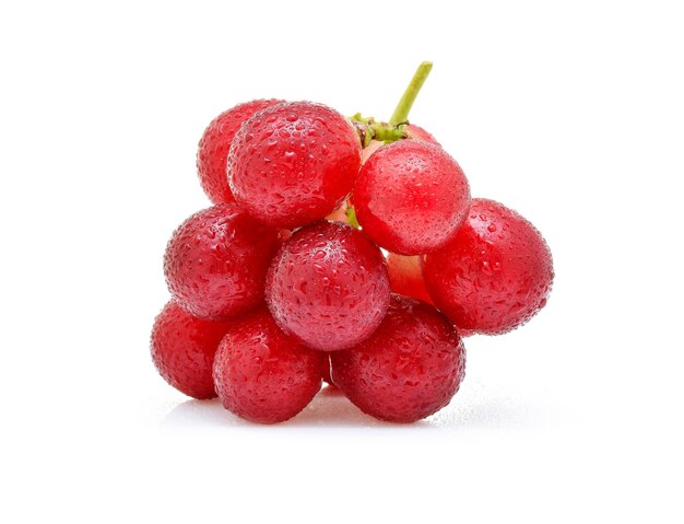 Uvas rojas con gota de agua aislado sobre fondo blanco.