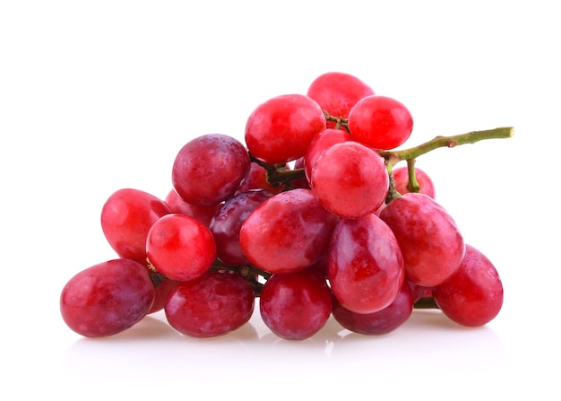 Uvas rojas con gotas de agua aisladas en blanco