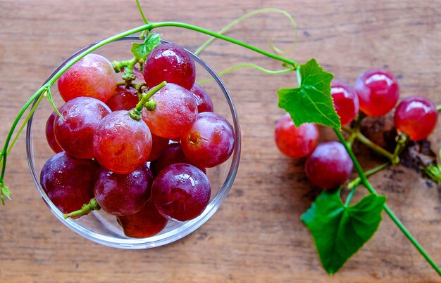 Uvas rojas en un vaso