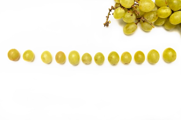 Uvas seguidas, 12 uvas de la suerte para la víspera de Año Nuevo, tradicionales de fondo blanco