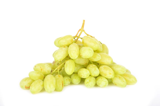 Uvas sobre un fondo blanco.