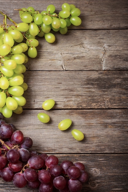 Uvas sobre fondo de madera vieja