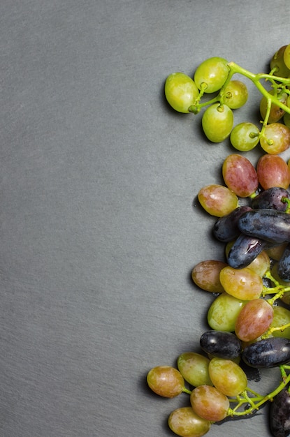 Uvas sobre fondo oscuro con espacio de copia.