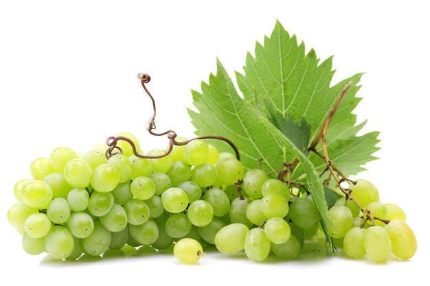 Uvas sobre una superficie blanca