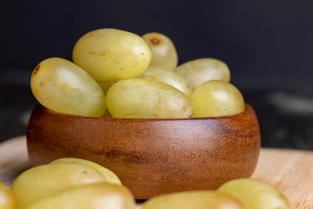 Uvas velhas na mesa prontas para comer