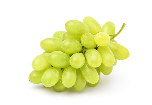 Uvas verdes aisladas en blanco