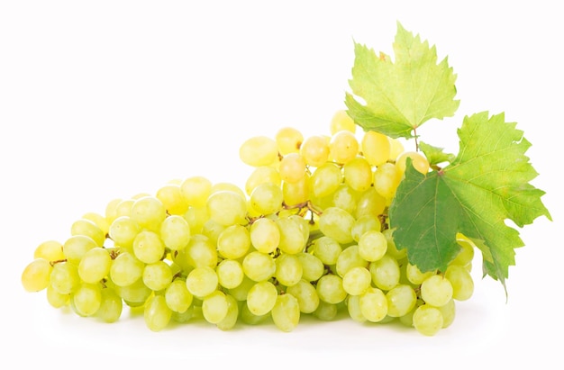 Uvas verdes aisladas en el fondo blanco