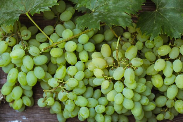 Uvas verdes en una bandeja de madera vieja