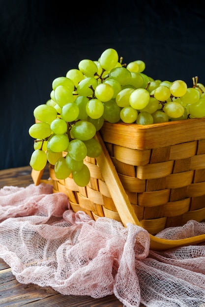 Uvas verdes em caixa de madeira, em pano