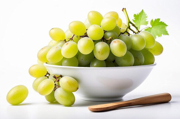 Uvas verdes em um prato sobre um fundo branco