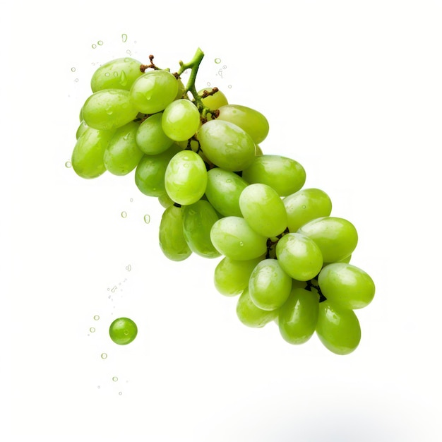 Uvas verdes flotantes aisladas sobre un fondo blanco