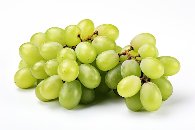 Uvas verdes frescas aisladas sobre fondo blanco