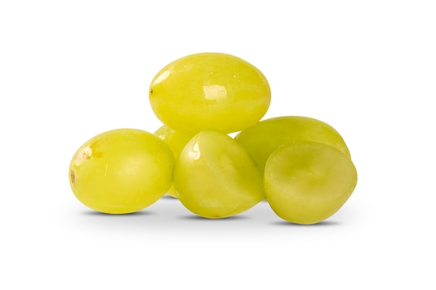 Uvas verdes frescas com folhas. isolado no branco. frutas frescas.