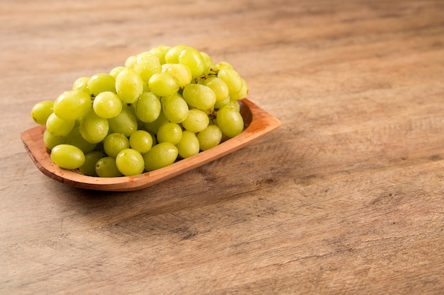 Uvas verdes frescas con hojas. Aislado en blanco. Frutas frescas.