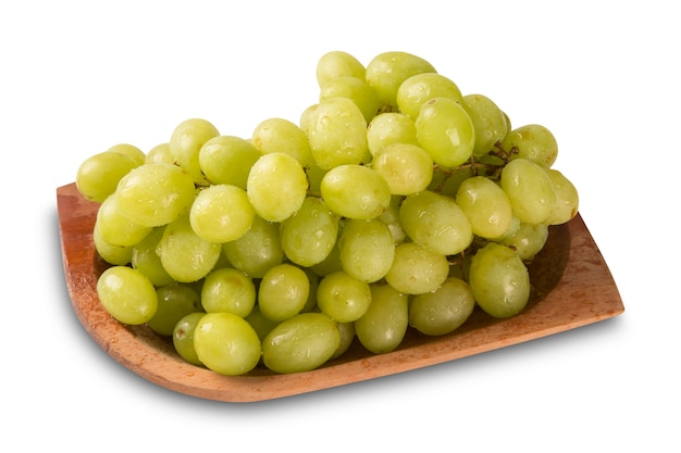 Uvas verdes frescas con hojas. Aislado en blanco. Frutas frescas.