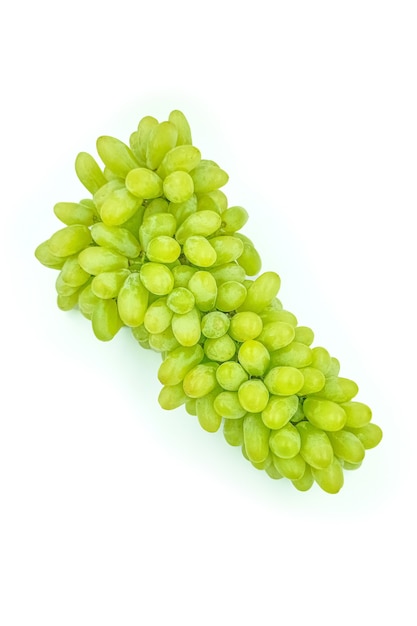 Uvas verdes frescas isoladas em branco