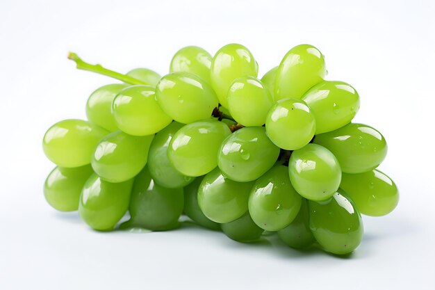 Uvas verdes frescas isoladas em fundo branco