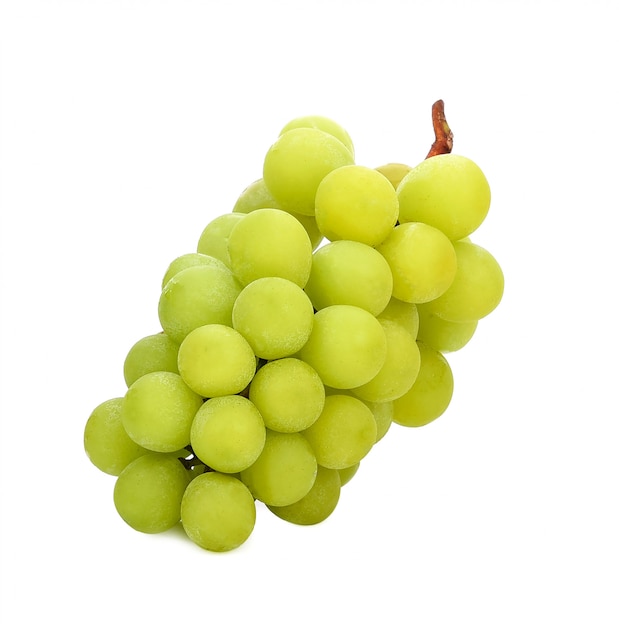 Uvas verdes frescas isoladas no branco