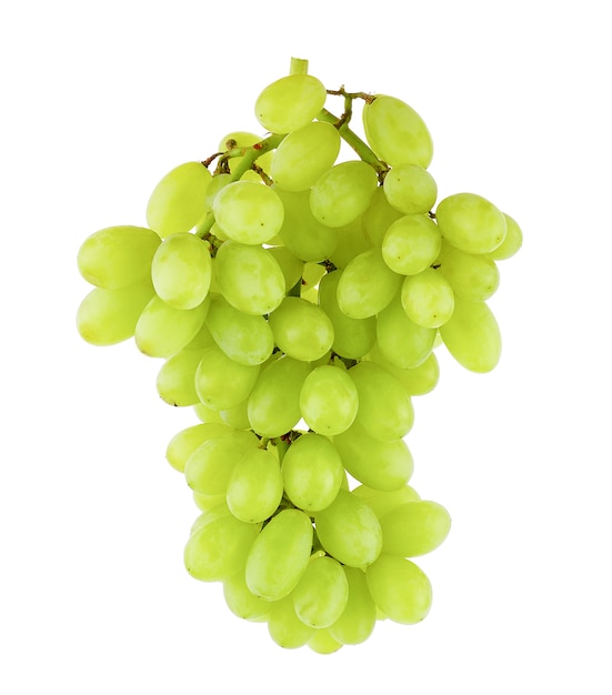 Uvas verdes frescas en la pared blanca