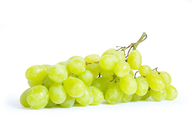 Uvas verdes frescas sobre un fondo blanco.