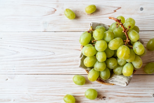 uvas verdes frescas