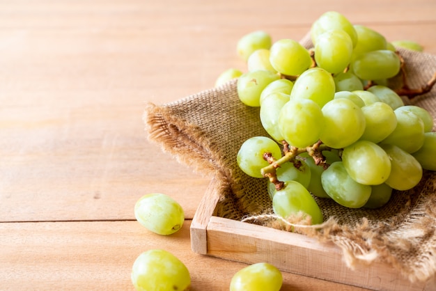 uvas verdes frescas