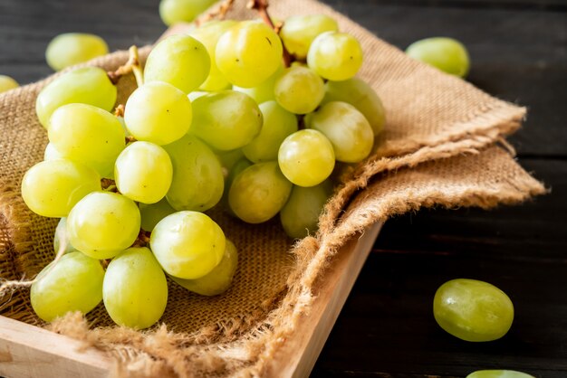 Uvas verdes frescas