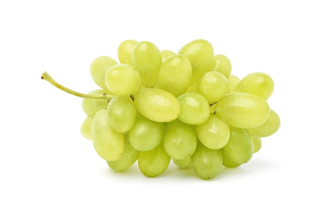 Uvas verdes isoladas em branco